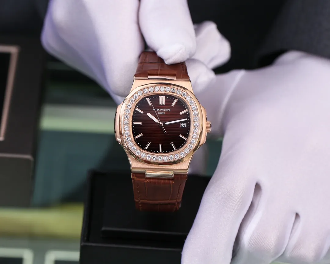 【High-end replica】💰1300! Patek Philippe [Fu] replica of the thinnest steel watch king 5711 Nautilus, the king of steel watches PP Patek Philippe 5711 is the best in the entire network equipped with a fully automatic mechanical movement, customized ergonomic strap, equipped with a full stainless steel belt, imported calf leather belt, rubber belt, combined with genuine products, the Patek Philippe with the best experience on the entire network! Welcome to reprint!